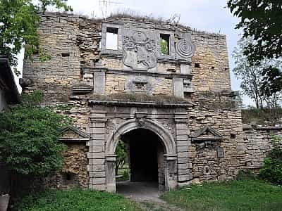 В центре села Чернелица, на небольшом холме, расположены остатки древнего замка 1659 года, который когда-то защищал эту местность.