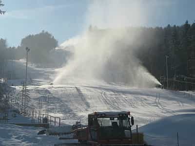 Подготовка лыжных спускок в горнолыжно-туристическом комплексе "Мигово" в Черновицкой области