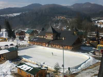 Ледяной каток в горнолыжно-туристическом комплексе "Мигово" в Черновицкой области