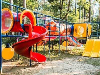 Детская игровая площадка в загородном комплексе "Sakramento Family Club" возле реки Десна, Сумская область.