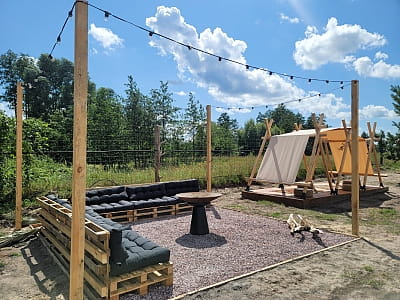 Зона BBQ в загородном комплексе «Семейный Экопарк Ясногородка» в селе Ясногородка возле Киева 