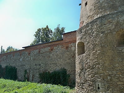 Летичевский замок - это один из самых выдающихся исторических памятников Подолья, который расположен в поселке Летичев на берегу реки Южный Буг. 