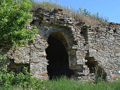 Руины Озаринецкого замка в Винницкой области