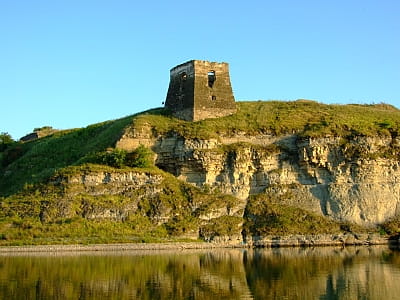 Жванецкий замок, расположенный в селе Жванец Хмельницкой области, является одним из выдающихся исторических памятников Украины. 