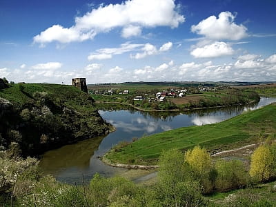 Жванецкий замок находится в селе Жванец, Хмельницкой области. Ближайшие крупные города - Каменец-Подольский и Хотин. 
