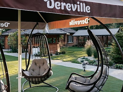 Экопарк Dereville - это уникальный уголок природы на 380 гектарах в сердце Межреченского национального парка. Этот парк, основанный в 2011 году, стал домом для многих видов диких животных, растений, птиц и рыб. 