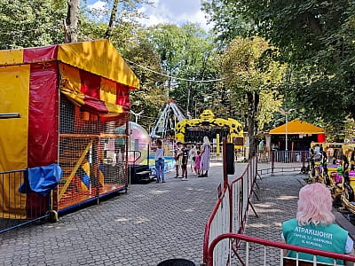 Парк аттракционов в центральном парке культуры и отдыха имени Т.Г.Шевченко 