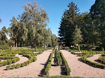 Парк "Александрия" - самый большой дендропарк Украины с уникальной флорой и архитектурой. Посетите для отдыха и наслаждения природой.