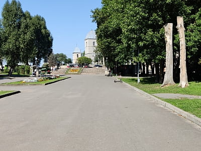 Церковь воздвижения Честного Креста ПЦУ у входа в парк культуры и отдыха "Сопильче" (Топильче) в городе Тернополь 