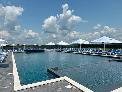 Открытый бассейн в пляжном комплексе Gray Pool & Club 