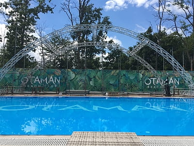 Открытый бассейн в загородном комплексе Otaman Resort 
