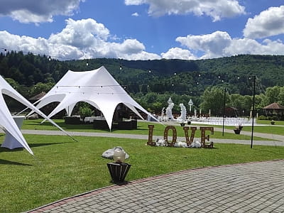  Летняя терраса ресторана в загородном комплексе "TAOR Karpaty Resort & Spa" в Львовской области 