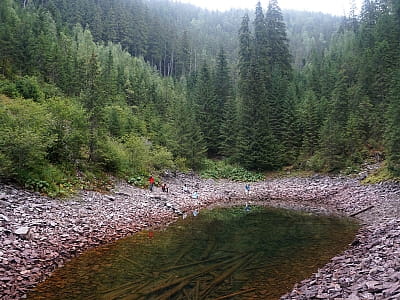 Озеро Росохан - это одна из скрытых жемчужин Карпат, расположенная в самом сердце горного массива Горганы на высоте 1120 метров над уровнем моря. Его кристально чистые воды и живописные пейзажи притягивают путешественников, которые ищут уединения и гармон