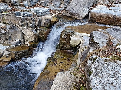 Водопад Розтока Нижний возле села Пасечная в Ивано-Франковской области