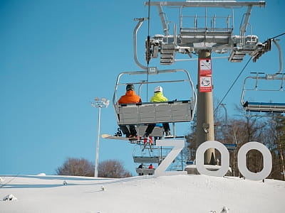 Кресельный подъемник в горнолыжном комплексе «Emily Ski» 