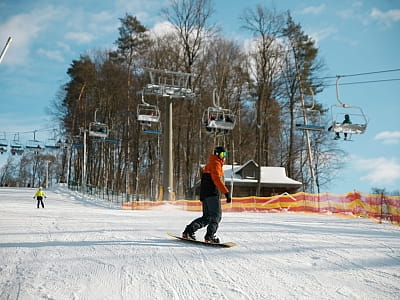 «Emily Ski» - современный горнолыжный комплекс возле Львова с трассами для всех уровней, арендой снаряжения, питанием, проживанием и зимними развлечениями. 