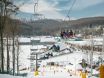 Кресельный подъемник в горнолыжном комплексе «Emily Ski» 