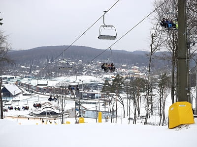 Кресельный подъемник в горнолыжном комплексе «Emily Ski» 