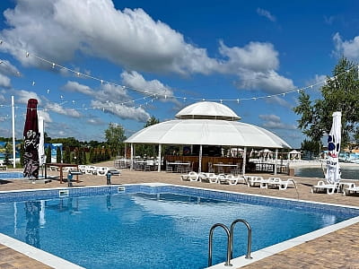 Открытый летний бассейн в загородном комплексе отдыха Palma Club Resort возле Винницы 