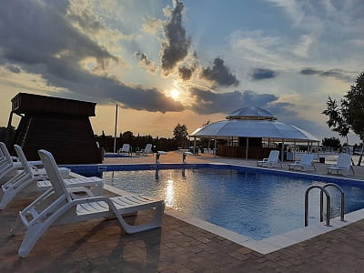 Открытый летний бассейн в загородном комплексе отдыха Palma Club Resort возле Винницы 