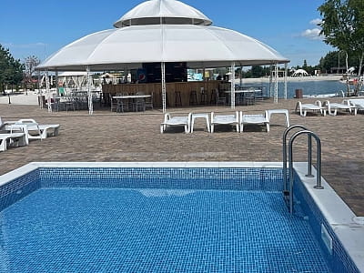 Открытый летний бассейн в загородном комплексе отдыха Palma Club Resort возле Винницы 