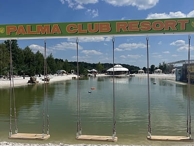 Пляжная зона возле озера в загородном комплексе отдыха Palma Club Resort возле Винницы 