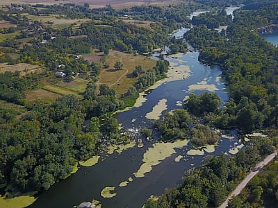 Река Южный Буг возле загородного комплекса «Родовое гнездо» в селе Губник Винницкой области 