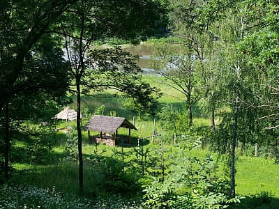 территория отдыха возле Южного Буга в загородном комплексе «Родовое гнездо» в селе Канава Винницкой области 