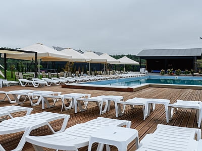 Открытый бассейн в загородном комплексе California на Яворовском озере возле Львова