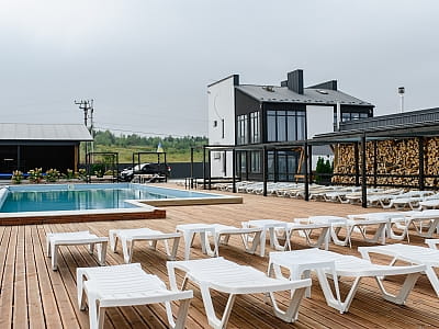 Открытый бассейн в загородном комплексе California на Яворовском озере возле Львова