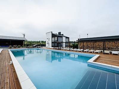 Открытый бассейн в загородном комплексе California на Яворовском озере возле Львова