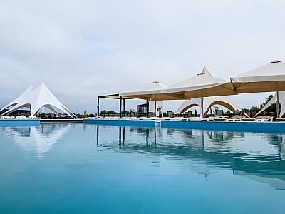 Открытый бассейн в загородном комплексе California на Яворовском озере возле Львова