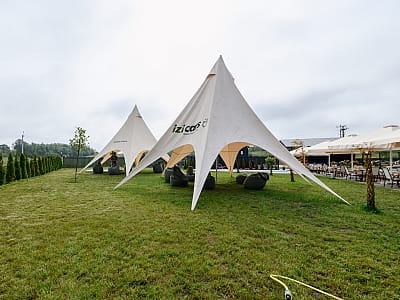 Отдых в комплексе California: бассейны с подогревом, баня, коттеджи у озера, водные развлечения, банкетный зал. Удобно добраться из Львова.