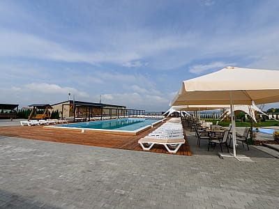 Открытый бассейн в загородном комплексе California на Яворовском озере возле Львова