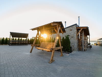 Отдых в комплексе California: бассейны с подогревом, баня, коттеджи у озера, водные развлечения, банкетный зал. Удобно добраться из Львова.