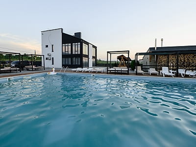 Отдых в комплексе California: бассейны с подогревом, баня, коттеджи у озера, водные развлечения, банкетный зал. Удобно добраться из Львова.