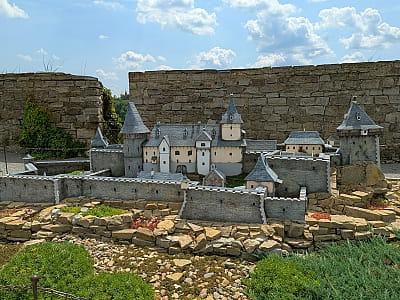 Единственный в мире музей миниатюр замков Украины: более 20 известных фортификационных сооружений в масштабе 1:50, истории, легенды, мастерская детализация, семейный отдых.