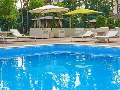 Открытый летний бассейн в загородном комплексе City Holiday Resort & SPA в селе Петропавловская Борщаговка возле Киева