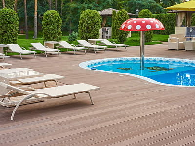 Открытый летний бассейн в загородном комплексе City Holiday Resort & SPA в селе Петропавловская Борщаговка возле Киева