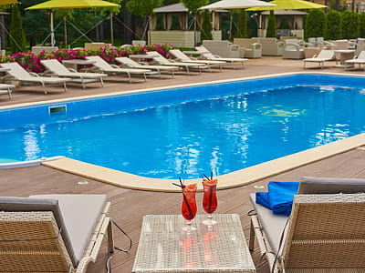 Открытый летний бассейн в загородном комплексе City Holiday Resort & SPA в селе Петропавловская Борщаговка возле Киева