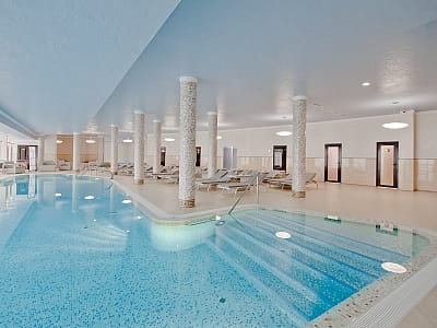 Крытый бассейн в загородном комплексе City Holiday Resort & SPA в селе Петропавловская Борщаговка возле Киева