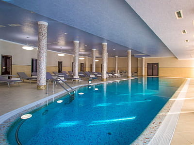 Крытый бассейн в загородном комплексе City Holiday Resort & SPA в селе Петропавловская Борщаговка возле Киева