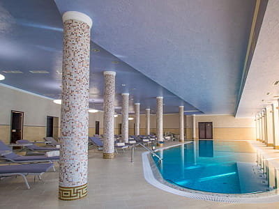 Крытый бассейн в загородном комплексе City Holiday Resort & SPA в селе Петропавловская Борщаговка возле Киева