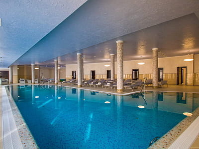 Крытый бассейн в загородном комплексе City Holiday Resort & SPA в селе Петропавловская Борщаговка возле Киева