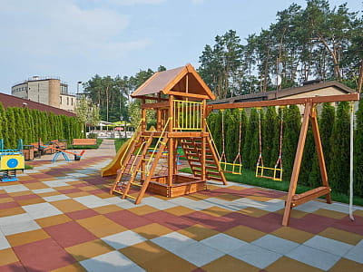 Детская площадка в загородном комплексе City Holiday Resort & SPA в селе Петропавловская Борщаговка возле Киева