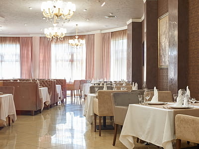 Ресторан в загородном комплексе City Holiday Resort & SPA в селе Петропавловская Борщаговка возле Киева