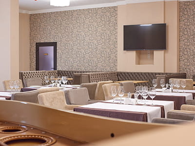 Ресторан Vinette в загородном комплексе City Holiday Resort & SPA в селе Петропавловская Борщаговка возле Киева