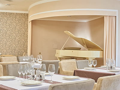 Ресторан в загородном комплексе City Holiday Resort & SPA в селе Петропавловская Борщаговка возле Киева