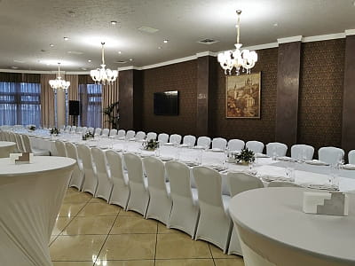 Ресторан в загородном комплексе City Holiday Resort & SPA в селе Петропавловская Борщаговка возле Киева