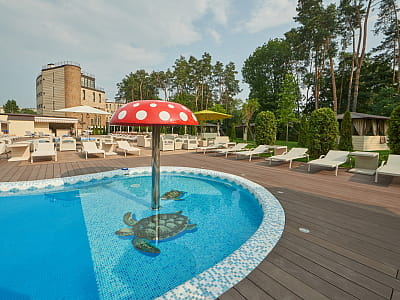 Открытый летний бассейн в загородном комплексе City Holiday Resort & SPA в селе Петропавловская Борщаговка возле Киева